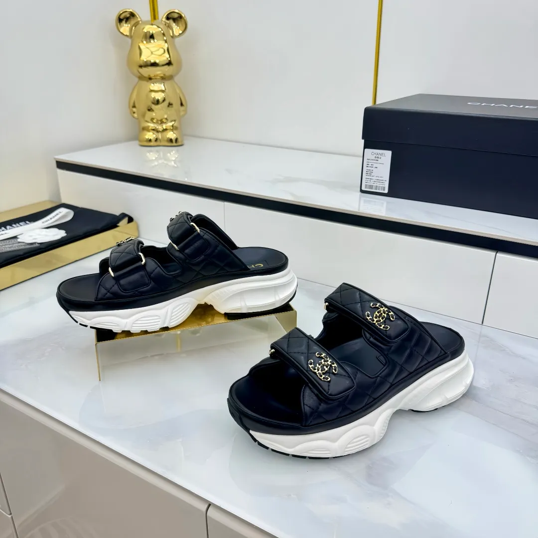 👟👟Ex-factory price 680👟👟 Top version... Chanel｜Chanel Xiaoxiang Velcro Beach Slippers Slippers Casual Beach Shoes 25ss Spring and Summer New Style! Beach shoes are a hit all over the internet! The latest model from the counter, I am still willing to buy it on my feet. It must be ranked among the most popular models. It is invincible in all seasons. Various bloggers and Internet celebrities can see the matching styles. Highly recommended. Pearlescent sheepskin upper, sheepskin lining, suede for the feet. Original open-molded TPU outsole size: 35-40 (customized for 40 and 41). Full set of original packaging 👉 👉